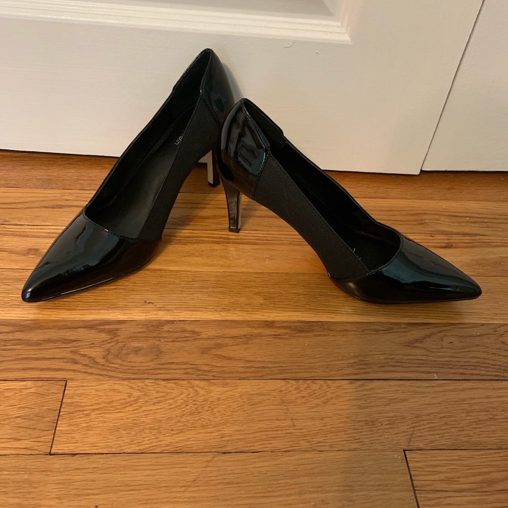 CALVIN KLEIN FAUX PATENT LEATHER & ELASTIC HEELS